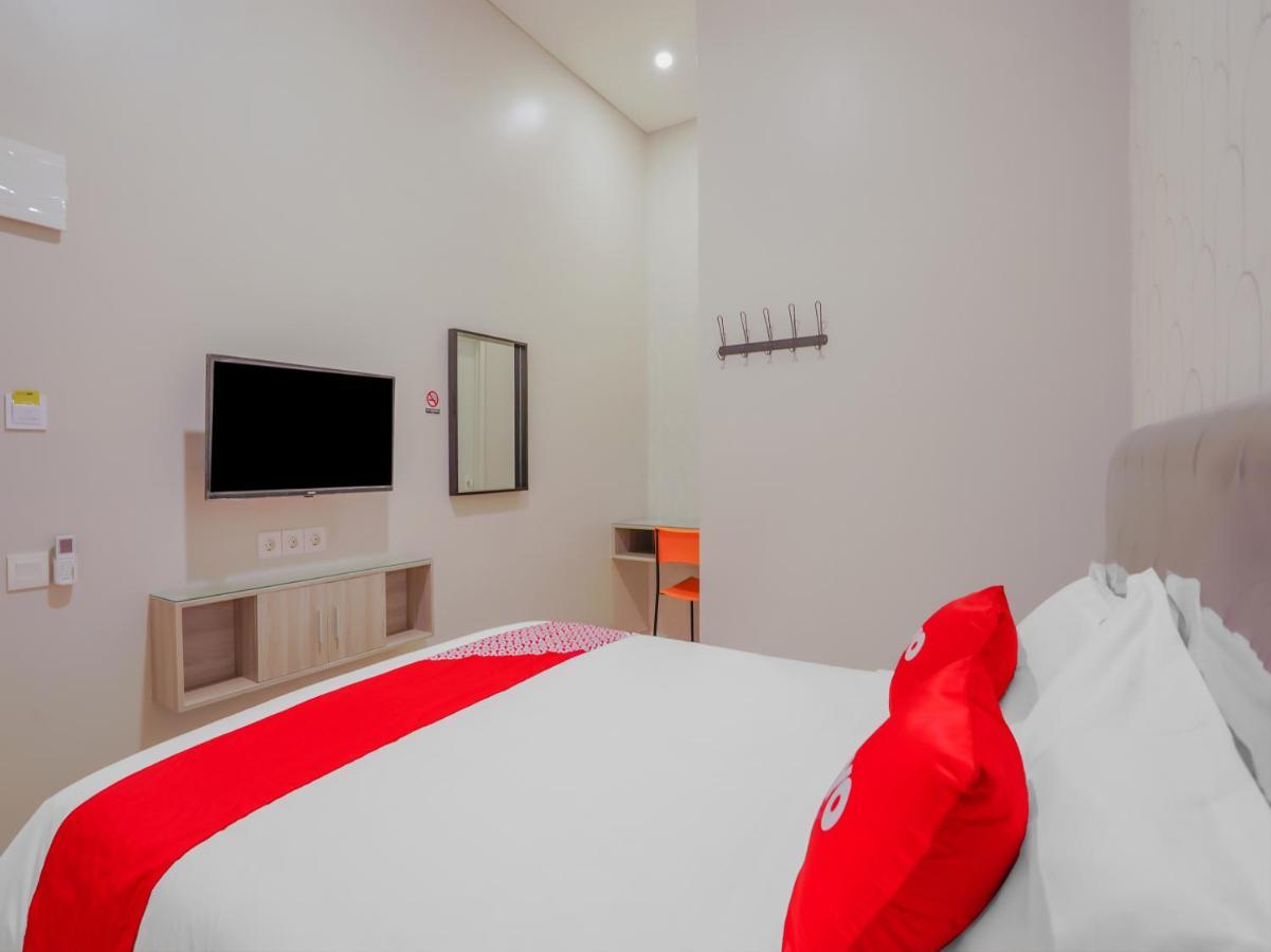Super Oyo Capital O 90336 Olive Guest House Surabaya Exteriör bild